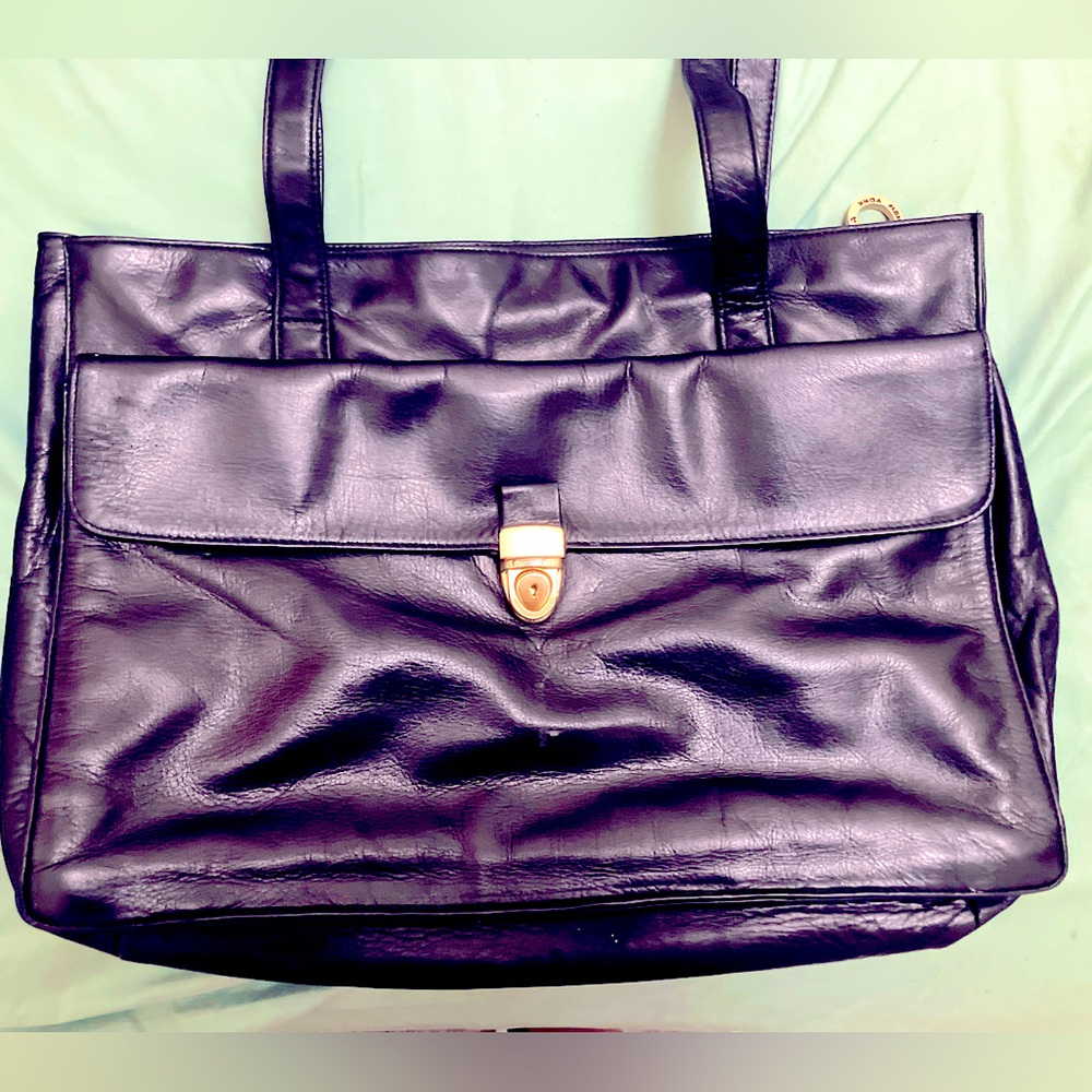 Perlina Black Leather Tote with Structured Design and Metal Clasp